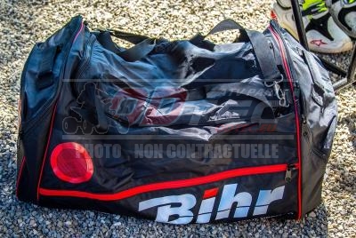 Sac BIHR Home Track Off-Road 128L - 980590. BIHR,Home,Track,Off-Road,128L,Matériau,Polyester,840D,noir,Doublure,intérieure,grille,Bande,rouge,arrêtes,fermeture,compartiment,principal,Pochette,souple,petite,pochette,filet,rangement,lavant,Compartiments